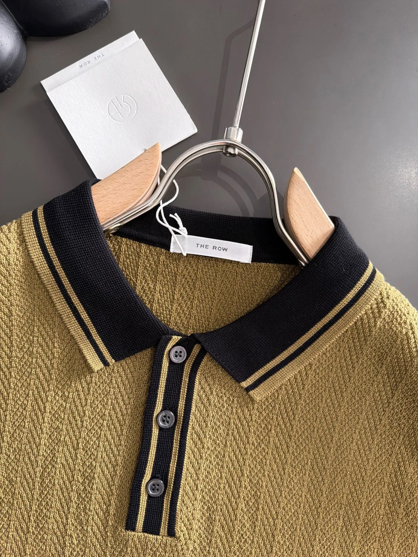 Shipping next day TR high quality - The Row 26ss New Arrival men's short-sleeved T-shirt. Like LP and BC, it belongs to the same old-money style top-notch light luxury brand. The New Arrival Original men's casual short-sleeved shirt is made of combed cotton yarn knitted imitation cotton fabric. Exclusive Premium custom-controlled raw materials. 14-needle precision knitting. The iconic waffle soul is woven. The three-dimensional texture flows with subtle light and shadow. Viewed from a distance, it is introverted. It shows when you touch it closely. It feels substantial when weighed. The upper body is also more textured than ordinary T-shirts. Fashionable Versatile Hot Sale. It is skin-friendly and comfortable to wear. Premium boutique. The upper body is made of Factory's fine workmanship. A must-have item for men. Complete with three standards. Sizes M-3XL
